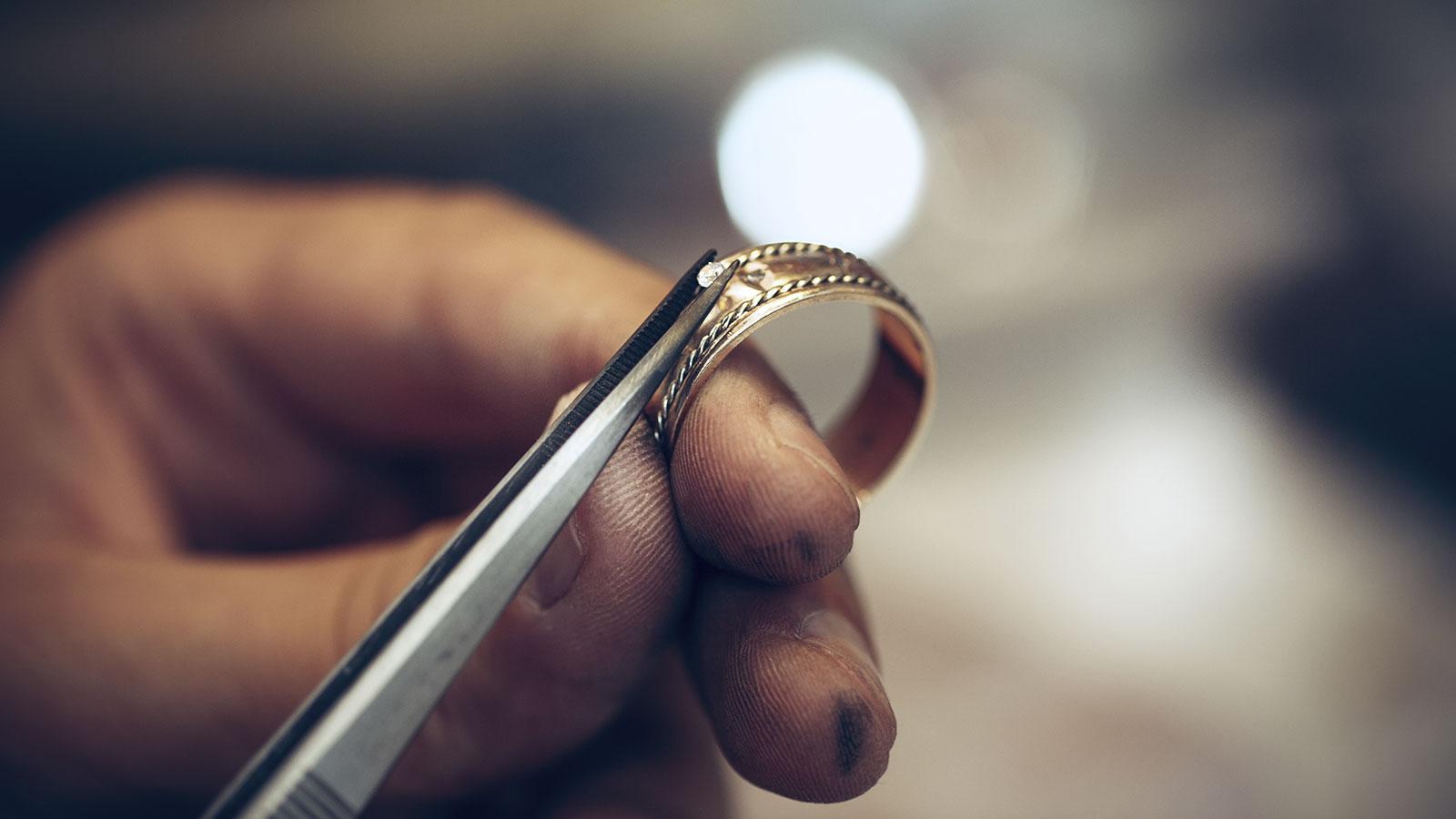 Как сдать ценности в ломбард