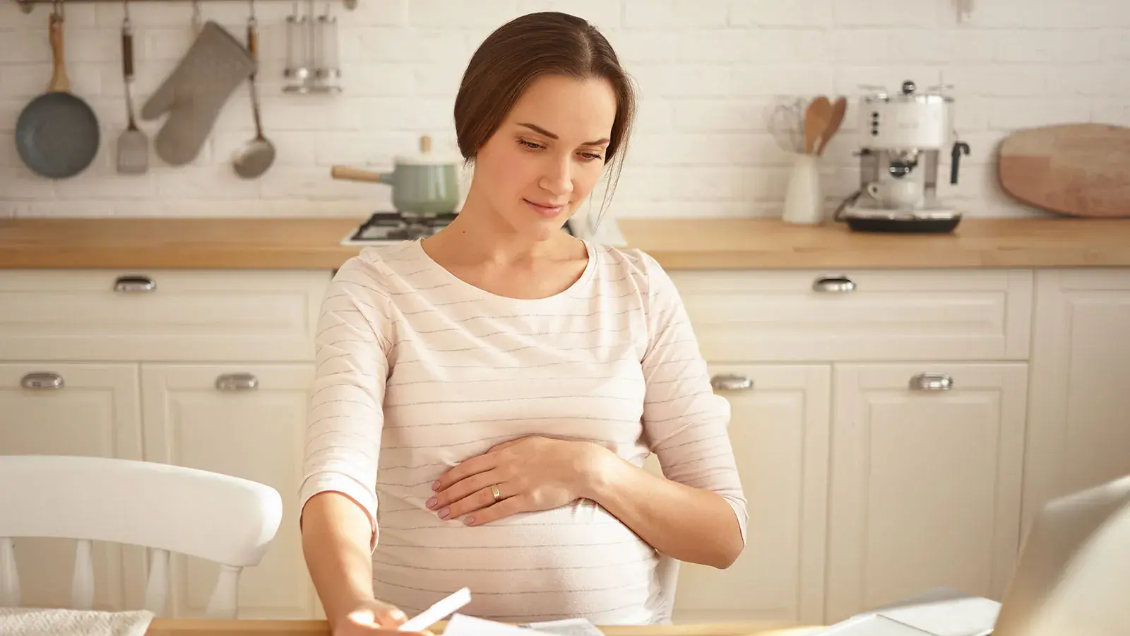 Как взять кредит женщине в декрете?