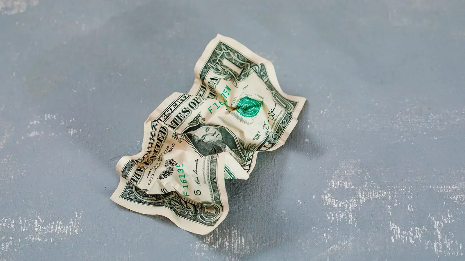 Банки отказываются принимать поврежденные доллары: причины и решения