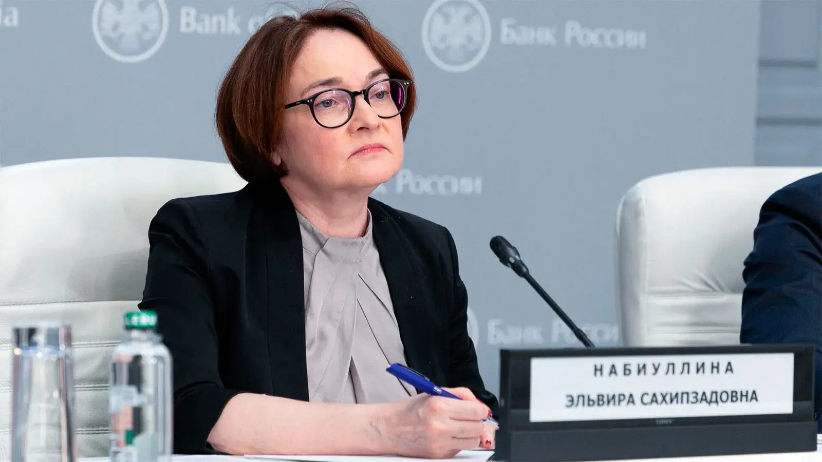 Ипотека для камикадзе: кто рискнёт взять кредит под 27%?