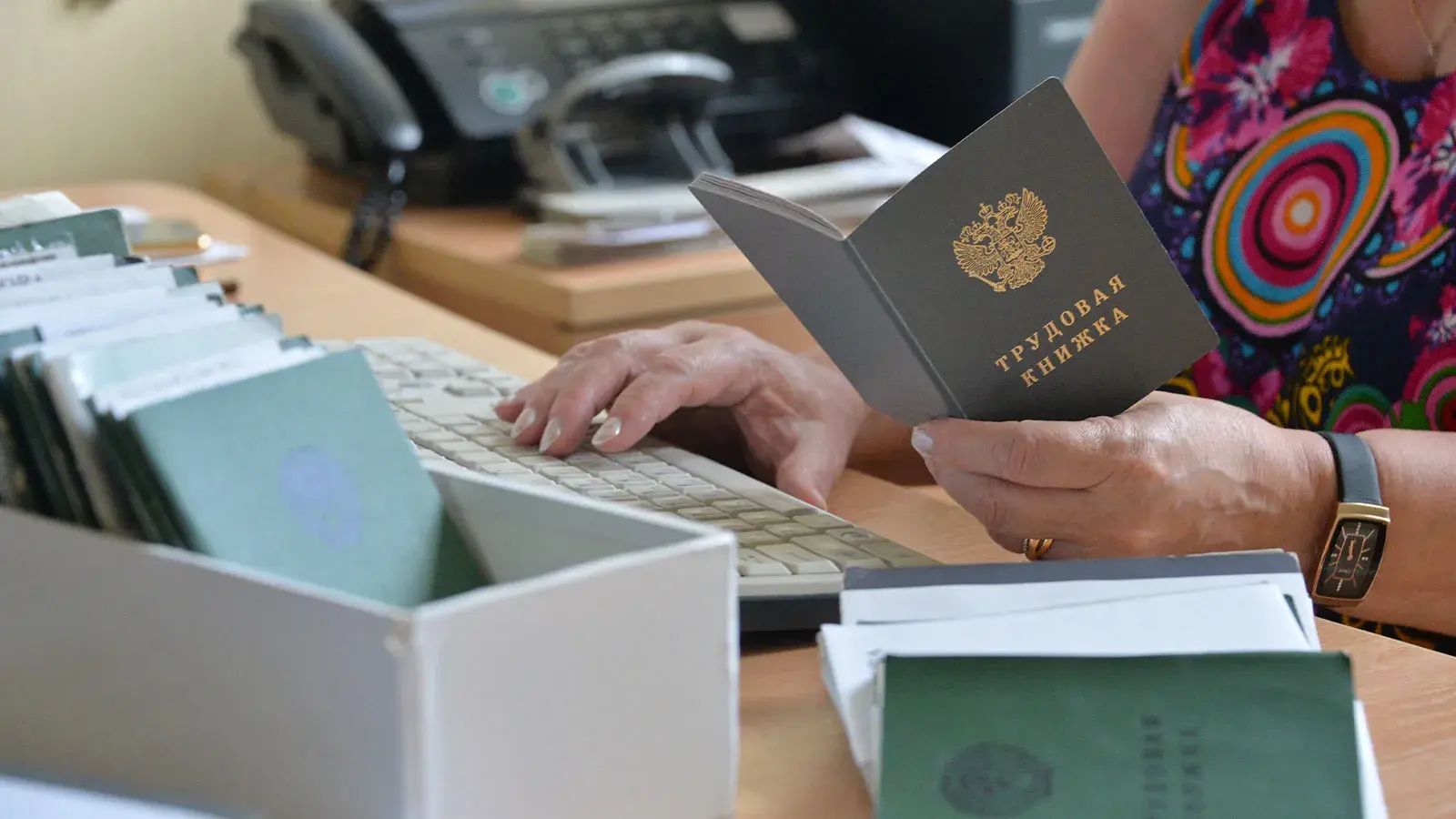 Детсады без нянь, врачи без смен: что готовят бюджетникам в 2025 году?